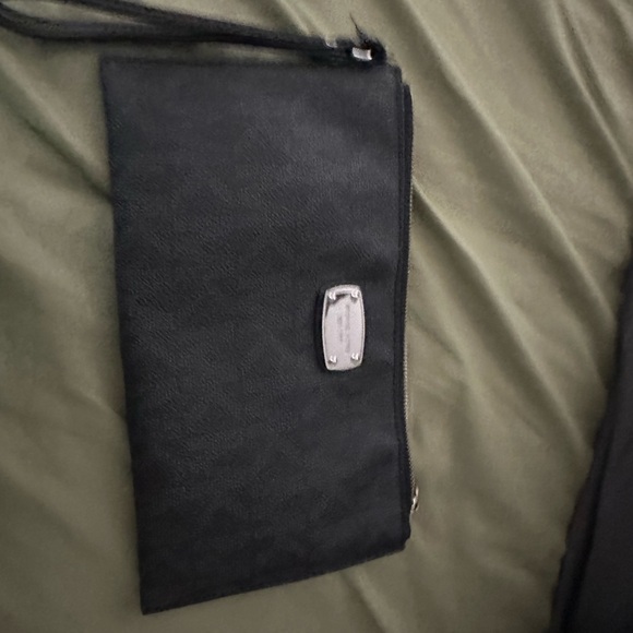 Michael Kors large wristlet - Picture 1 of 4